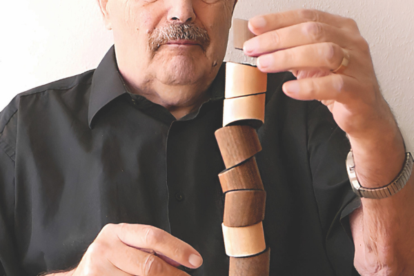 alter Mann beim Spielen mit den Loggos