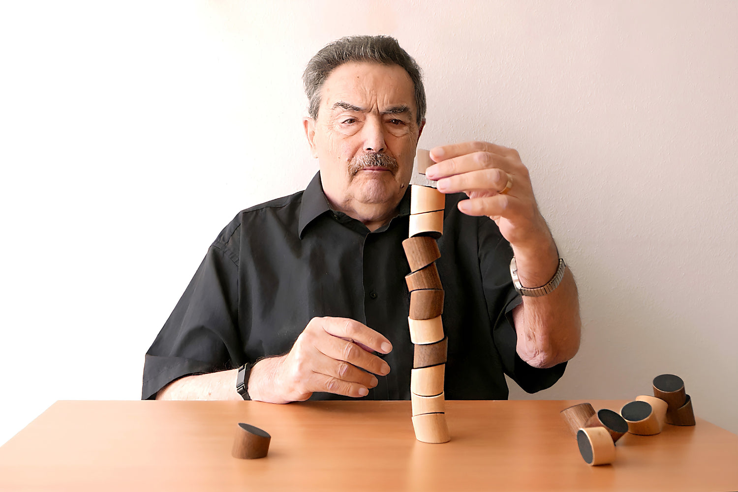 Opa Max  konzentriert am Stapeln der Loggos