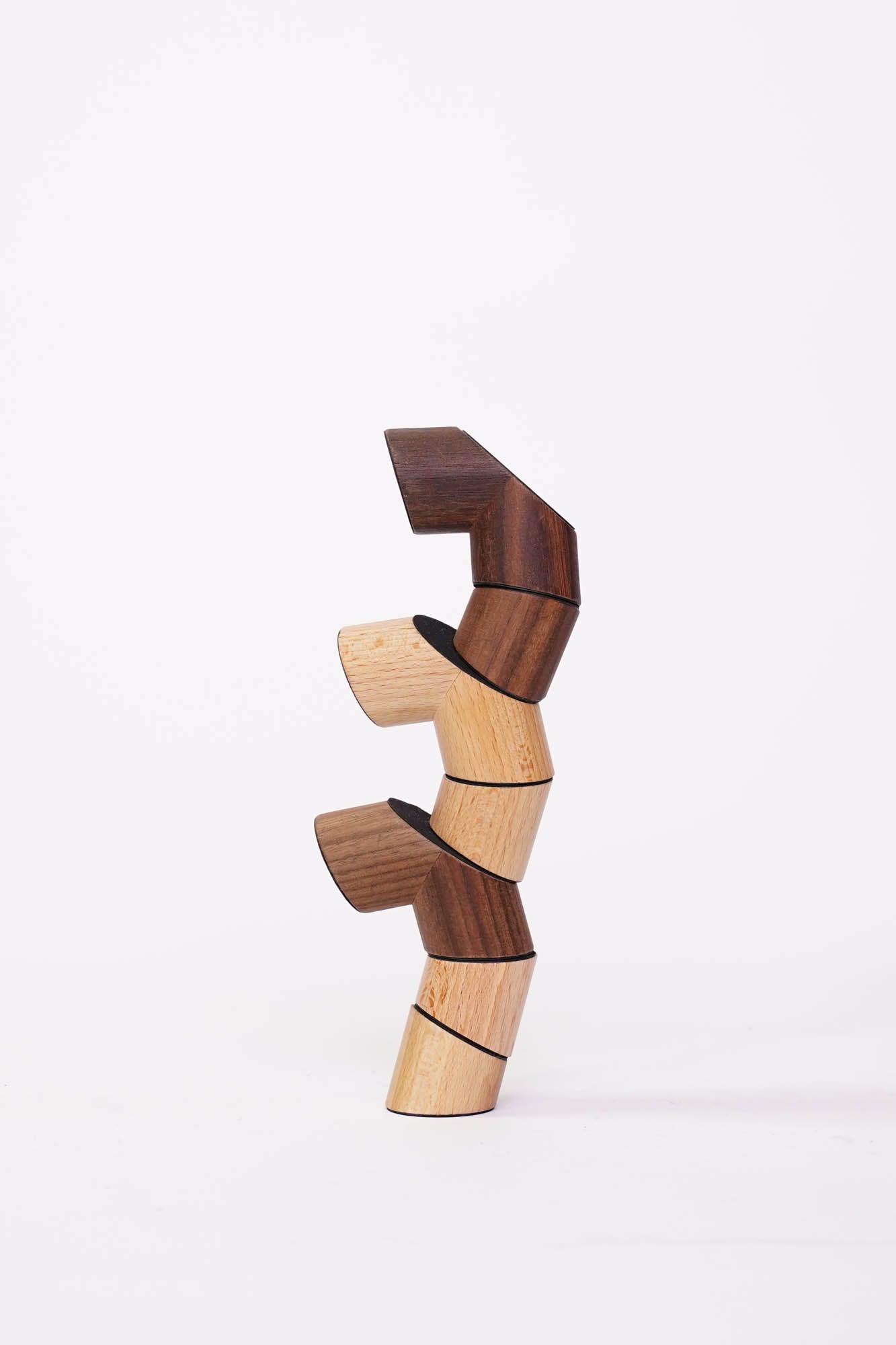 Montessorispielzeug  Holzturm aus Buche und Nussbau 