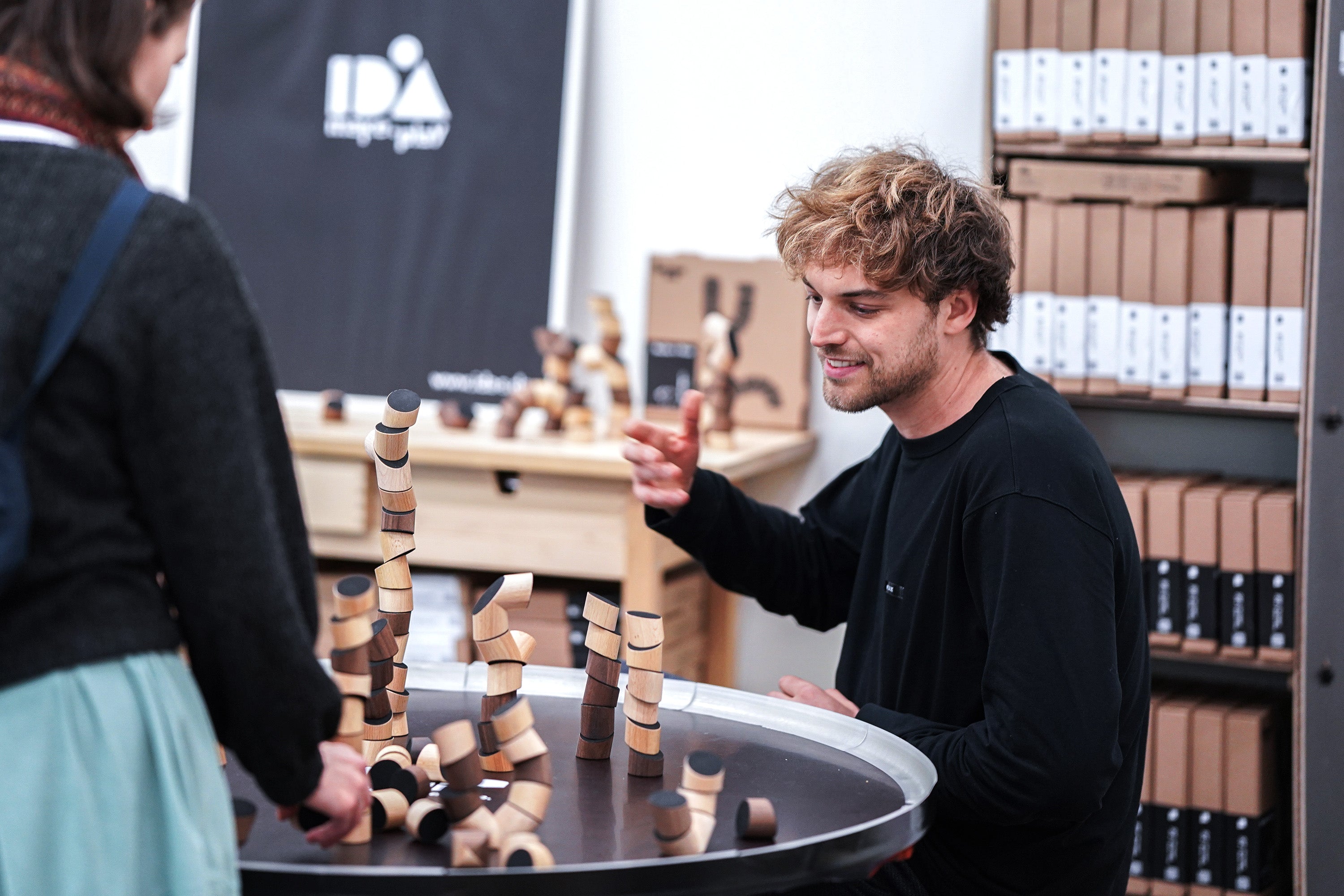 Gründer Max an der Blickfang Designmesse mit seinen loggos