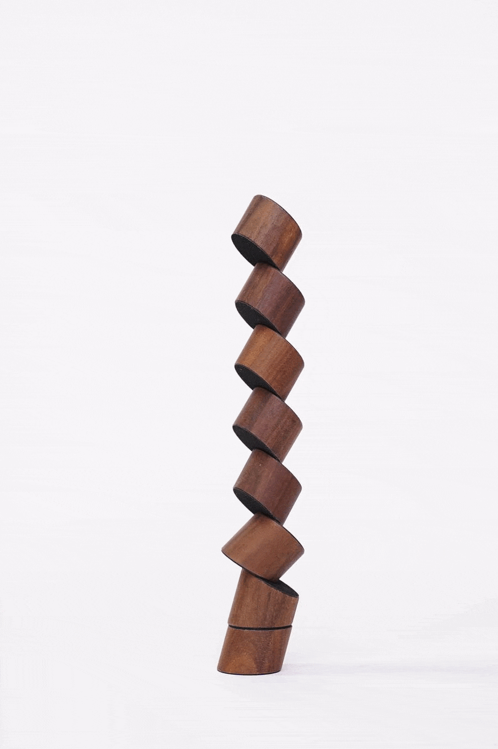 Stapelturm loggos aus kanadischem Nussbaum