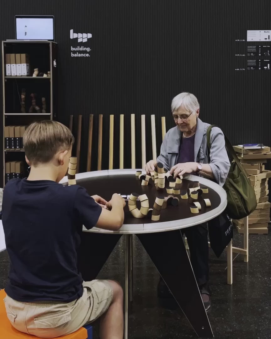 alte Frau und kleiner Junge an der Blickfang Designmesse beim Spielen mit den loggos